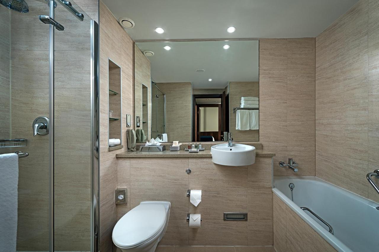 Habitación con cama extragrande y balcón